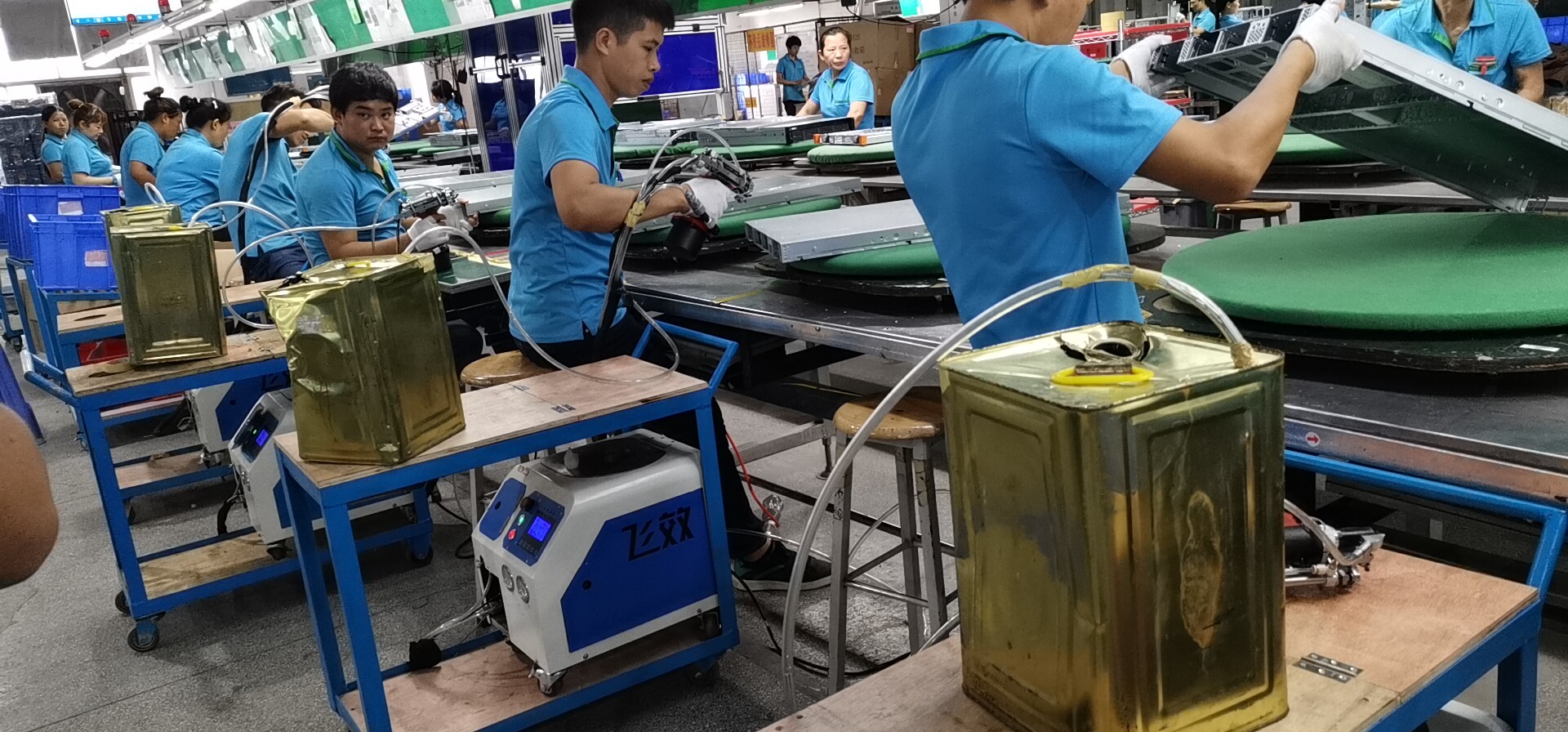 自动拉钉枪 自动拉铆枪铆接服务器现场 自动拉钉枪 自动拉铆枪铆接服务器现场