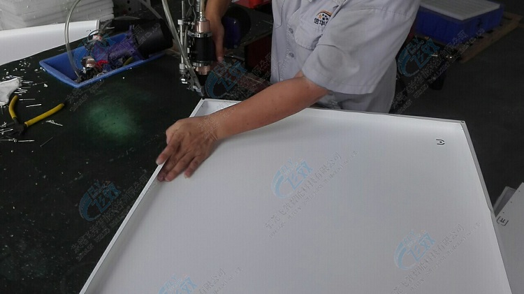 飞效自动拉铆钉设备使用现场.jpg 飞效自动拉铆钉设备使用现场.jpg