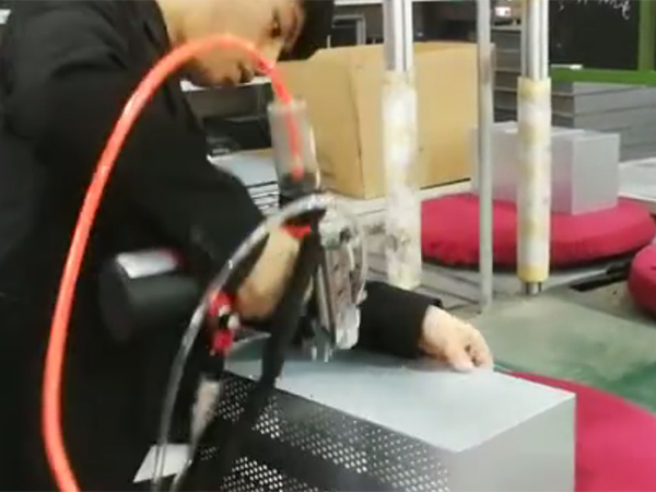 监控储存设备拉铆现场