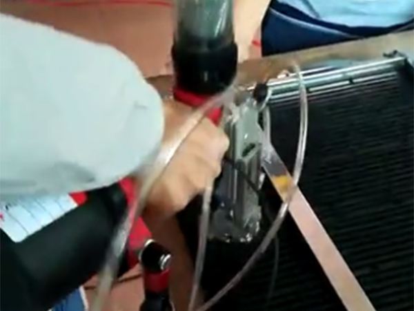 静电板车拉铆现场