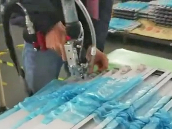 户外露营帐篷支架拉铆现场