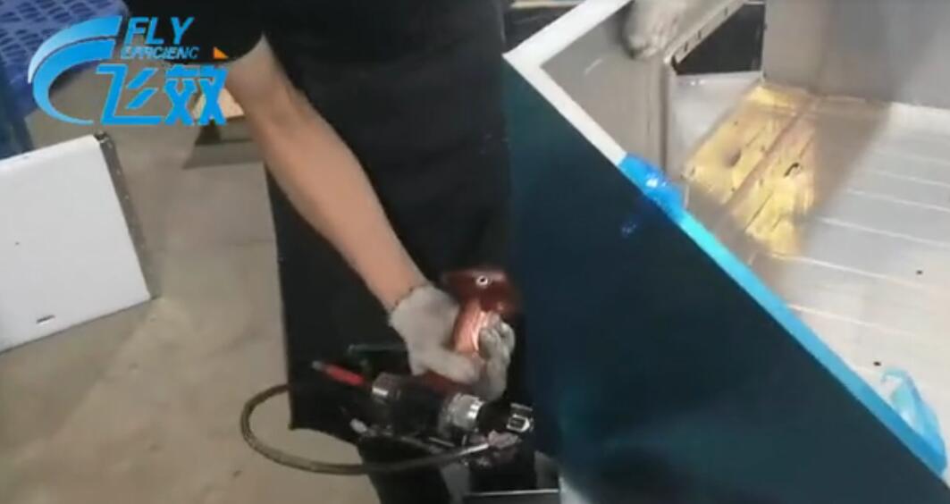 华帝油烟机外壳拉铆现场