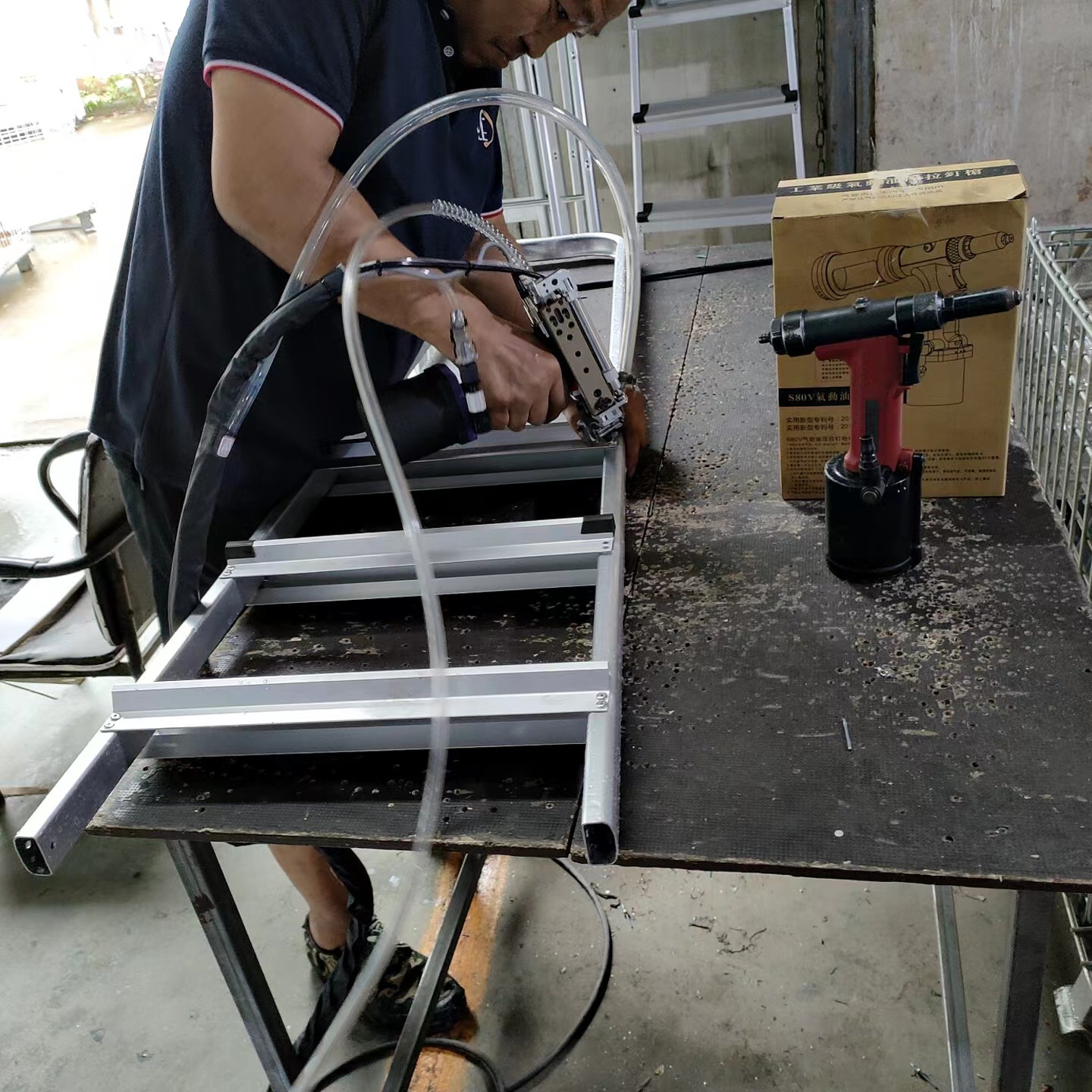 铝梯拉钉机使用现场